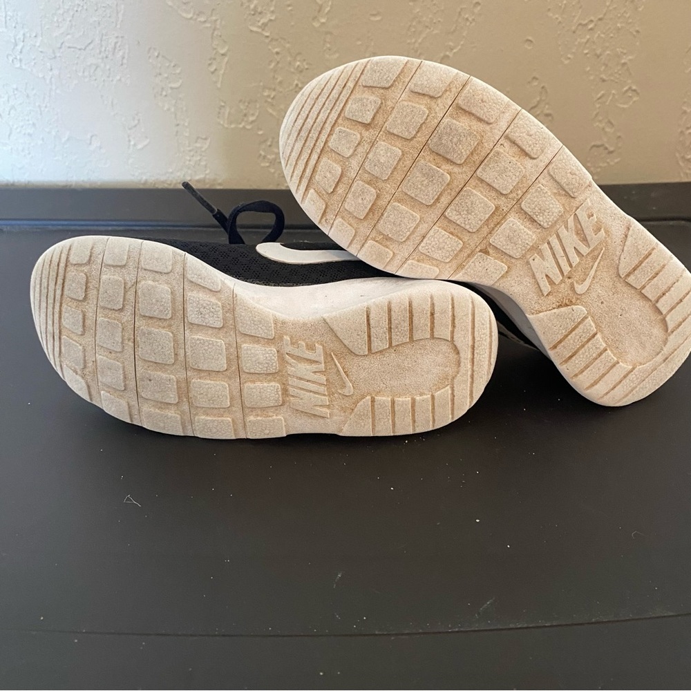 Toddler Nike lace up shoes - Picture 5 of 5